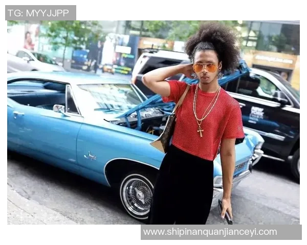 足球明星街头闲逛时尚瞬间展现独特魅力与生活态度